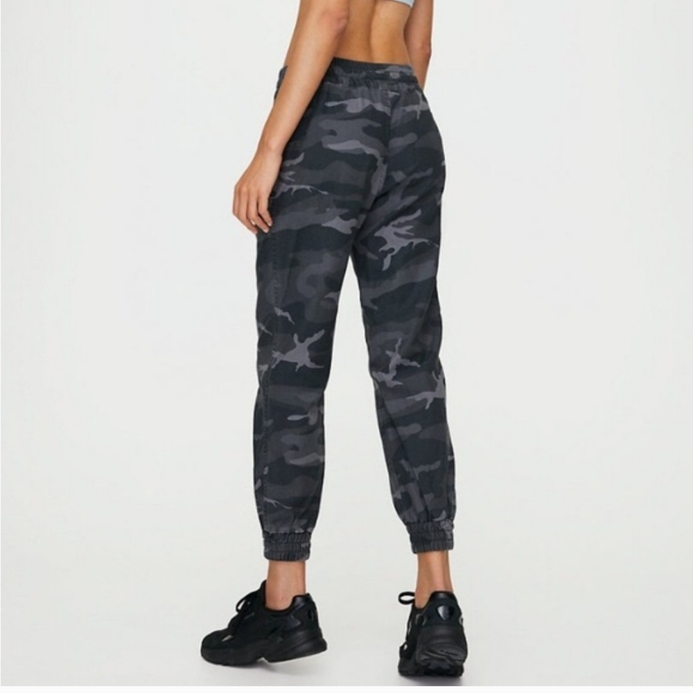 TNA WOMEN'S XS ALIX DARK ECLIPSE CAMOUFLAGE JOGGERS